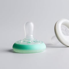 Tommee Tippee Breast-Like Soother Night, Glow in the Dark, 6-18m, Pack of 4 Dummies, Skin-Like Texture, Symmetrical Orthodontic Design, BPA-Free