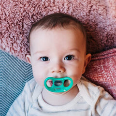 Tommee Tippee Advanced Sensitive Skin Soother, Unique Shield for Less Skin Contact, Symmetrical Orthodontic Design, 0-6m, Pack of 2 Dummies