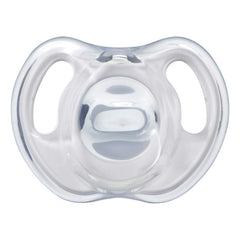 Tommee Tippee Ultra-Light Silicone Soother, Symmetrical Orthodontic Design, BPA-Free, One-Piece Design, Includes Steriliser Box, 0-6m, Pack of 2 Dummies