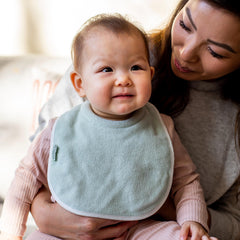 Tommee Tippee Milk Feeding Bibs, Comfeefit, Super Soft and Extra Absorbent, Adjustable and Reversible, OEXO-TEX Approved Material, Pack of 6, Yellow