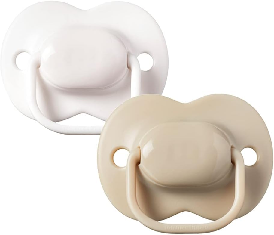 Tommee Tippee Moda Soothers for Newborns, Symmetrical Orthodontic Design, BPA-Free Silicone Baglet, Includes Steriliser Box, 0-6m, Pack of 2, OffWhite