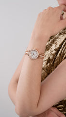 GUESS US Damen Rose Gold-Ton Strass Analog Armbanduhr One