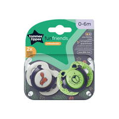 Tommee Tippee Fun Style Soothers for Newborns, Symmetrical Orthodontic Design, BPA-Free Silicone Baglet, Includes Steriliser Box, 0-6m, Pack of 2 Dummies, Colours and Designs Vary