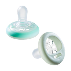 Tommee Tippee Breast-Like Soother Night, Glow in the Dark, Skin-Like Texture, Symmetrical Orthodontic Design, BPA-Free, Includes Steriliser Box, 0-6m, Pack of 2 Dummies