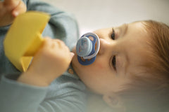 AVENT Philips Ultra Air Dummy, for 6-18 months, Orthodontic & BPA-Free, Including Sterilizer/Carrying Case, 2 pcs (Model ‎SCF080/03)