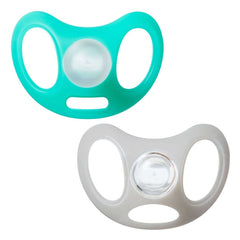 Tommee Tippee Advanced Sensitive Skin Soother, Unique Shield for Less Skin Contact, Symmetrical Orthodontic Design, 0-6m, Pack of 2 Dummies
